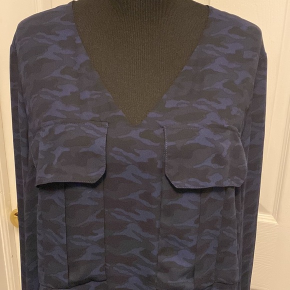 Rachel Roy Women’s V-Neck Navy Blue Camo Print Blouse sz XL NWOT - Picture 2 of 9